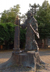 167px-Fritzlar_-_Bonifatiusdenkmal.jpg