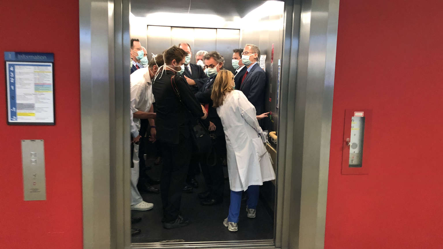 1296624372-dicht-gedraengt-aufzug-jens-spahn-volker-bouffier-klose-haben-corona-vorsichtsmassnahmen-ihrem-besuc-LLfoaV5nu6b.jpg