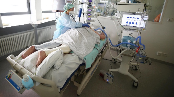 ein-covid-patient-wird-auf-einer-intensivstation-in-gera-thueringen-behandelt-im-osten-deutschlands-sind-viele-kliniken-einem-bericht-zufolge-bereits-ueberlastet-.jpg