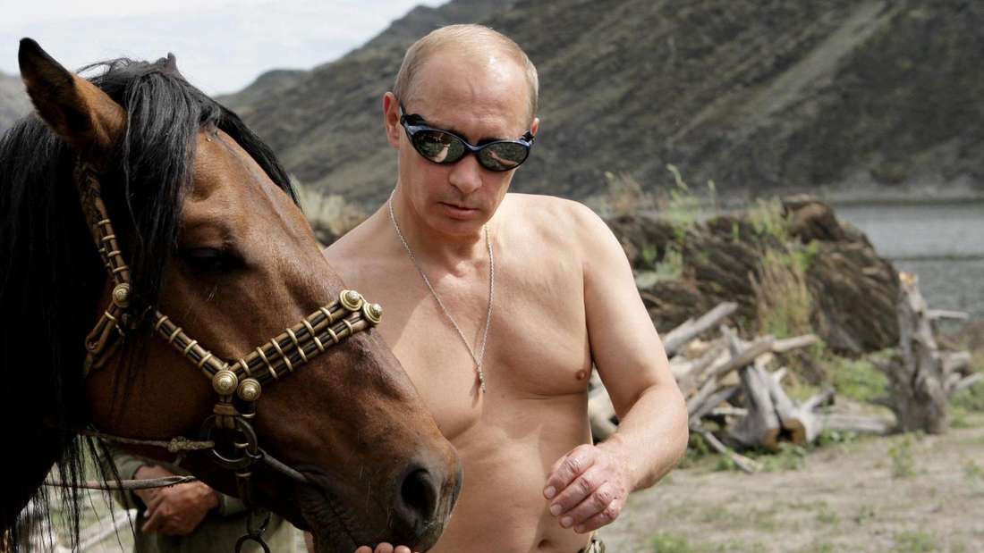 28323822-der-praesident-zeigt-dass-er-in-beachtlicher-physischer-form-ist-putin-bei-einer-fotosession-in-sibirien-2009-2gAvLSXyFdfe.jpg